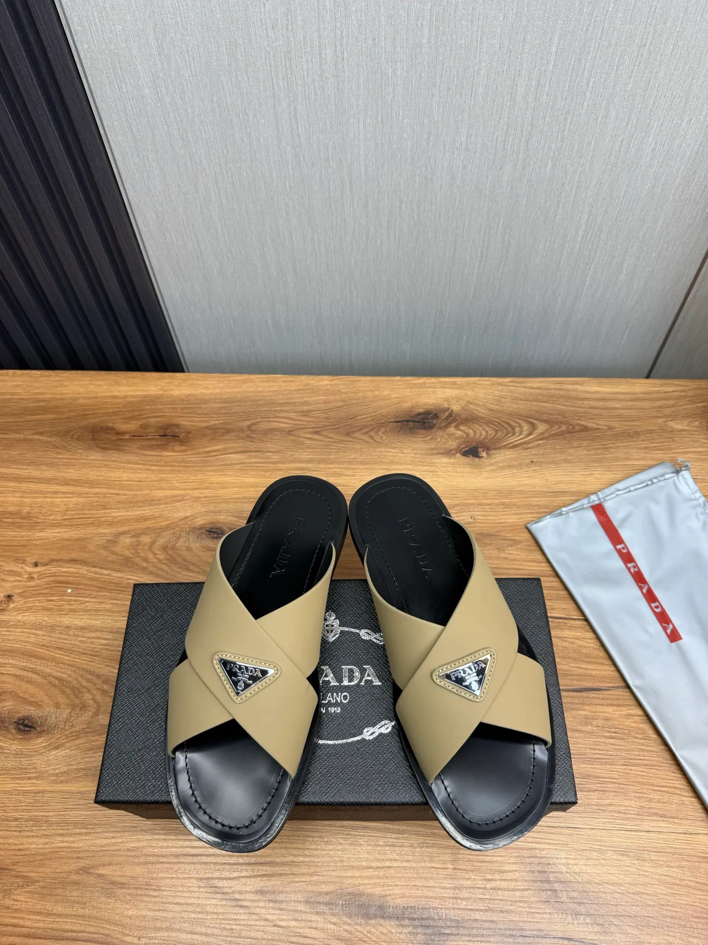 Factory price 340💰 ＰＲＡＤＡPrada - popular men's slippers hot sale 🔥 🩴Official website one to one production 38-45 sizes 45 46 🉑️Customized!